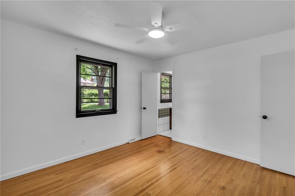 513 NE Independence Avenue — photo 8