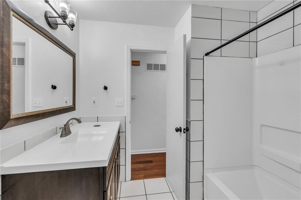 513 NE Independence Avenue — photo 10
