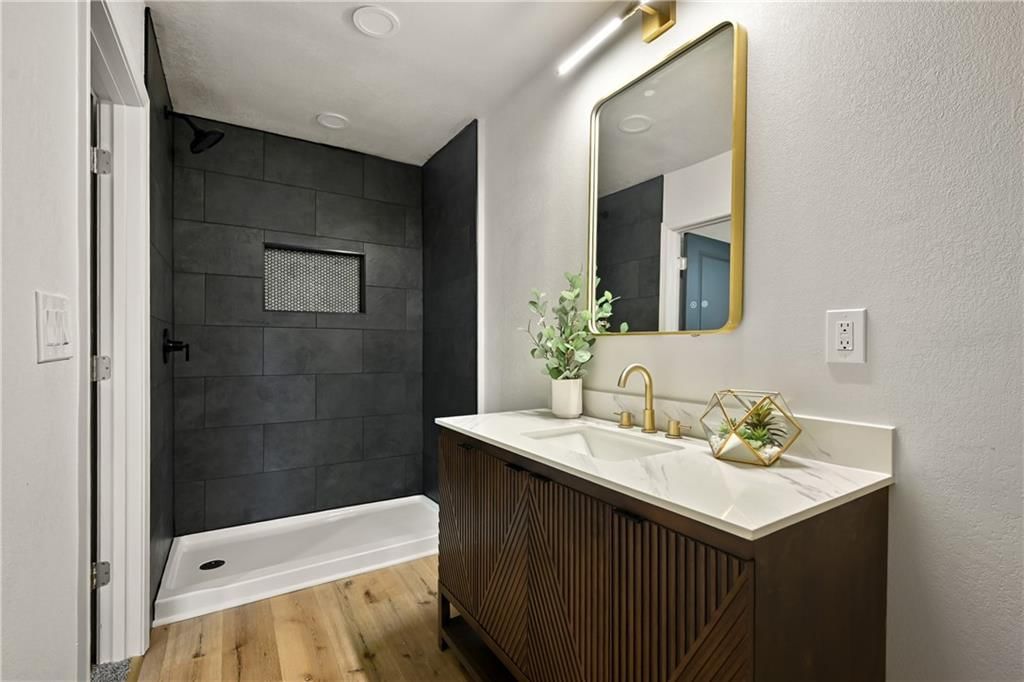1302 W 30th Street — photo 17