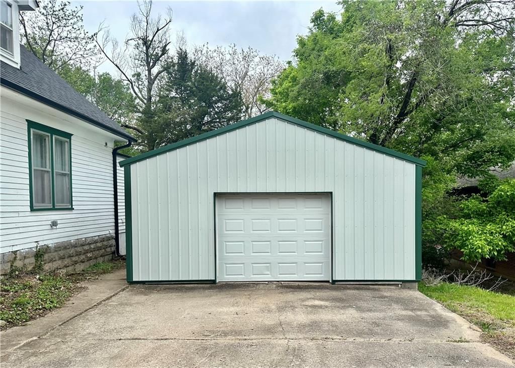 1100 S Mitchell Street — photo 3
