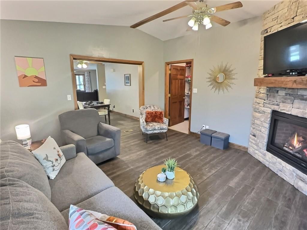 309 W Hillcrest Drive — photo 4