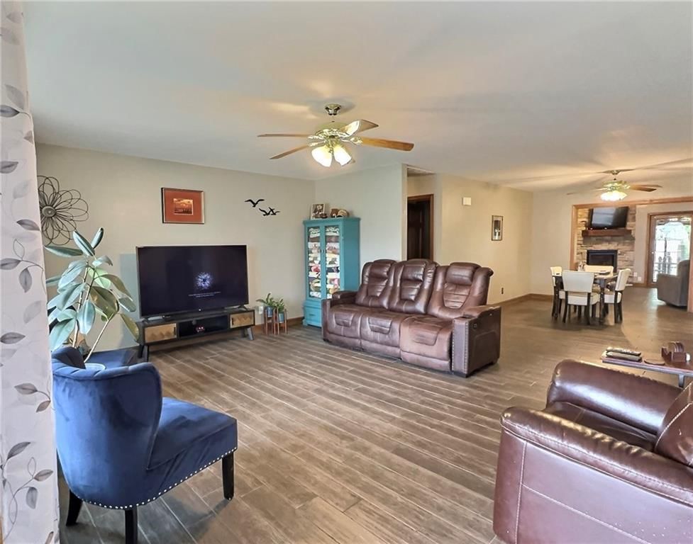 309 W Hillcrest Drive — photo 6