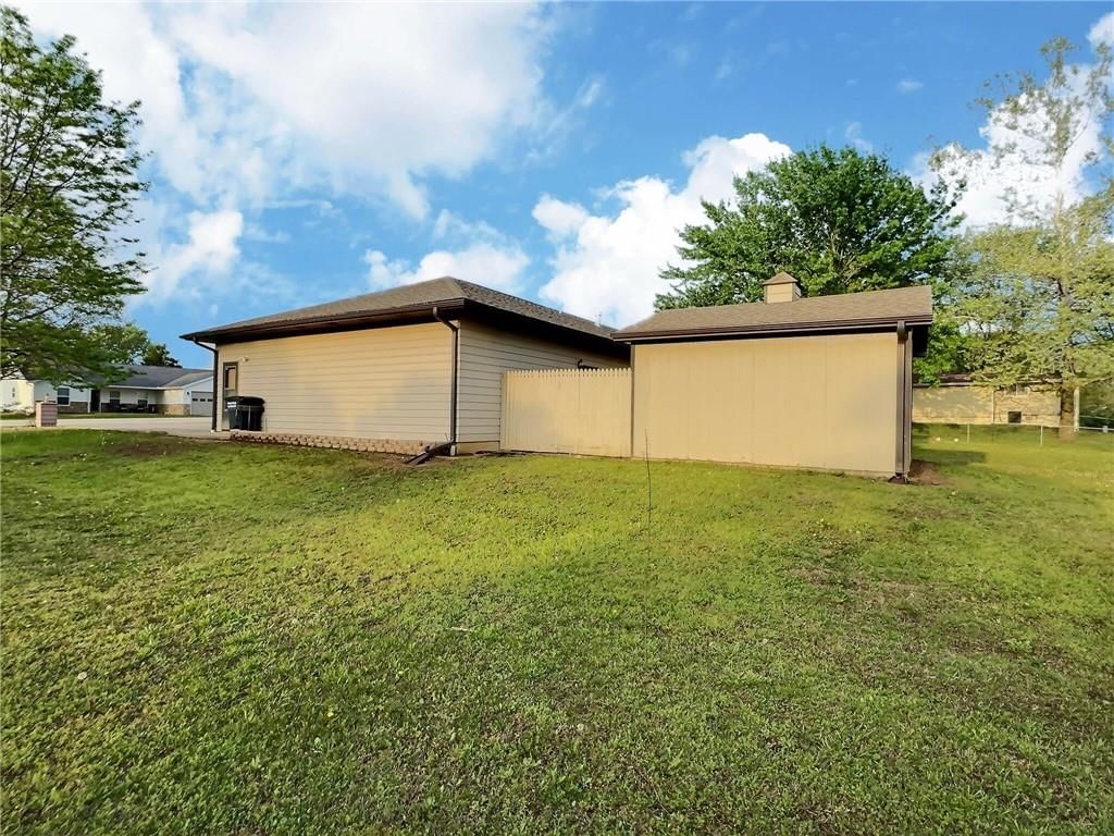 309 W Hillcrest Drive — photo 10