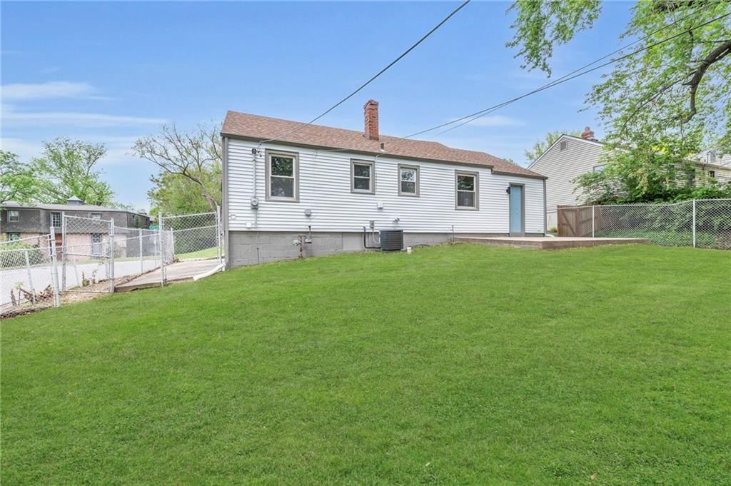 513 NE 42nd Terrace — photo 32