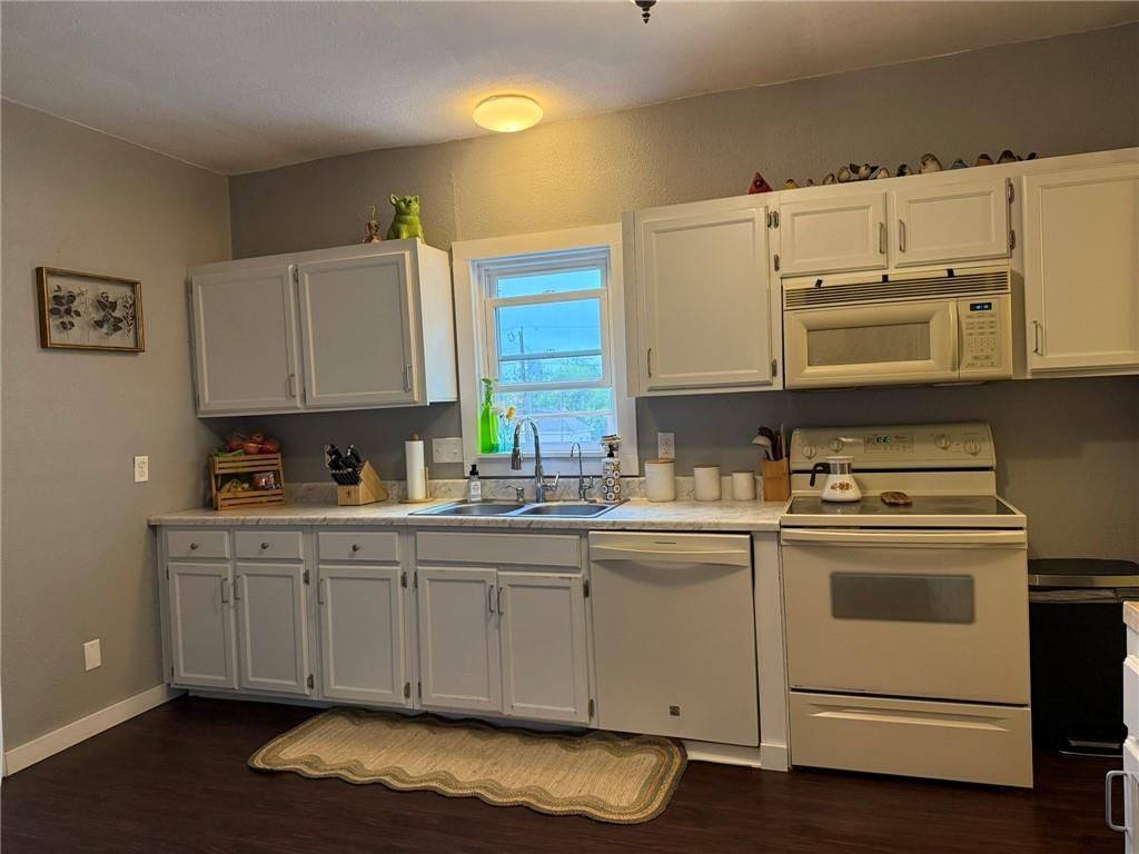 313 E 4th Street — photo 13