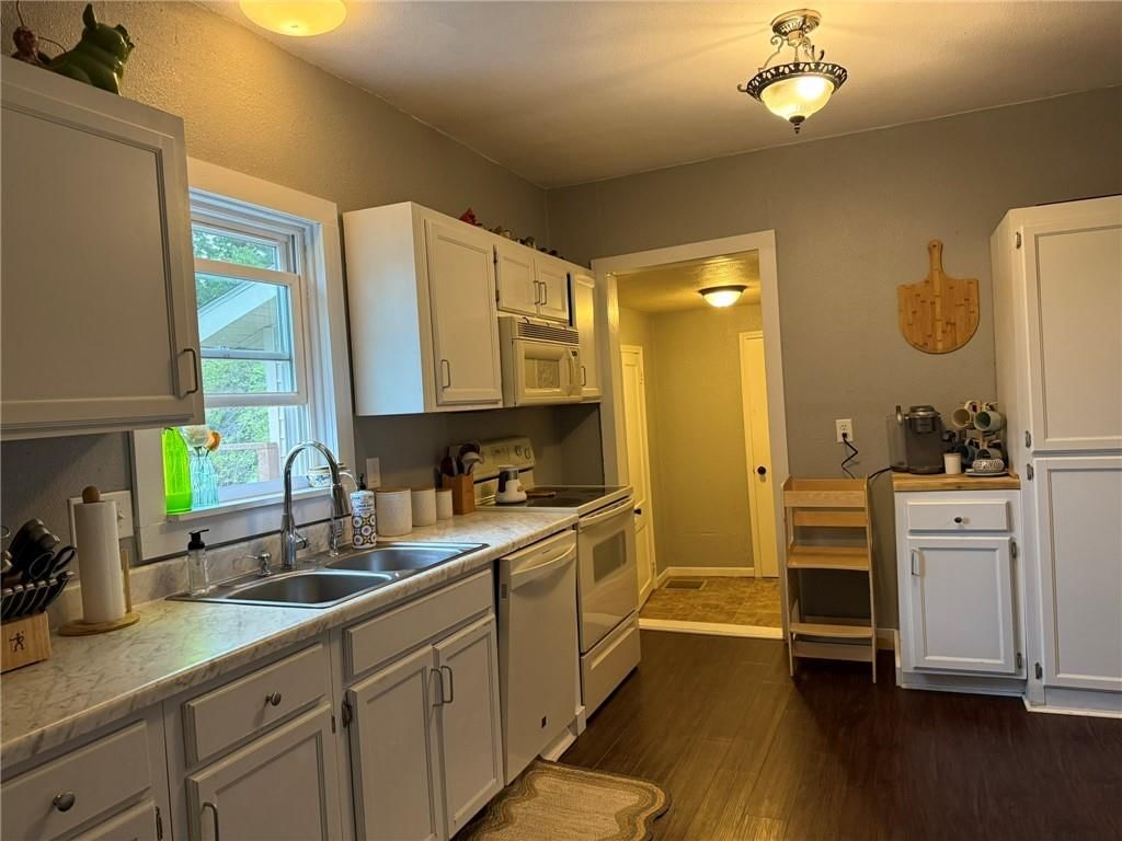313 E 4th Street — photo 14