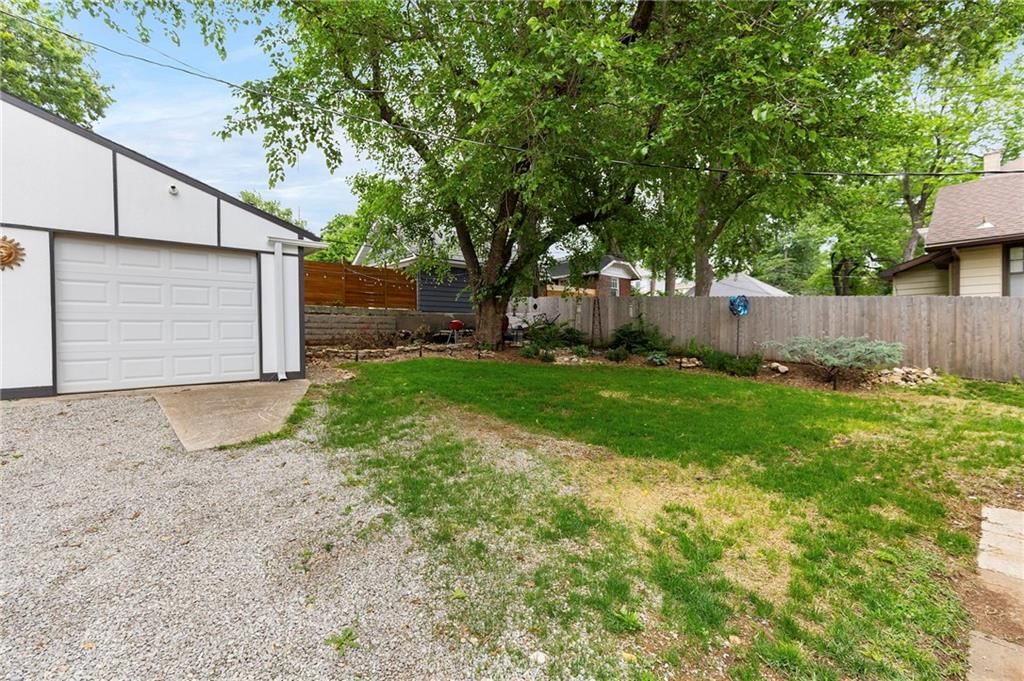 942 W 32nd Terrace — photo 26