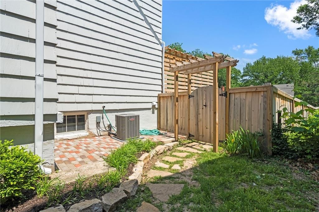 6725 Locust Street — photo 31