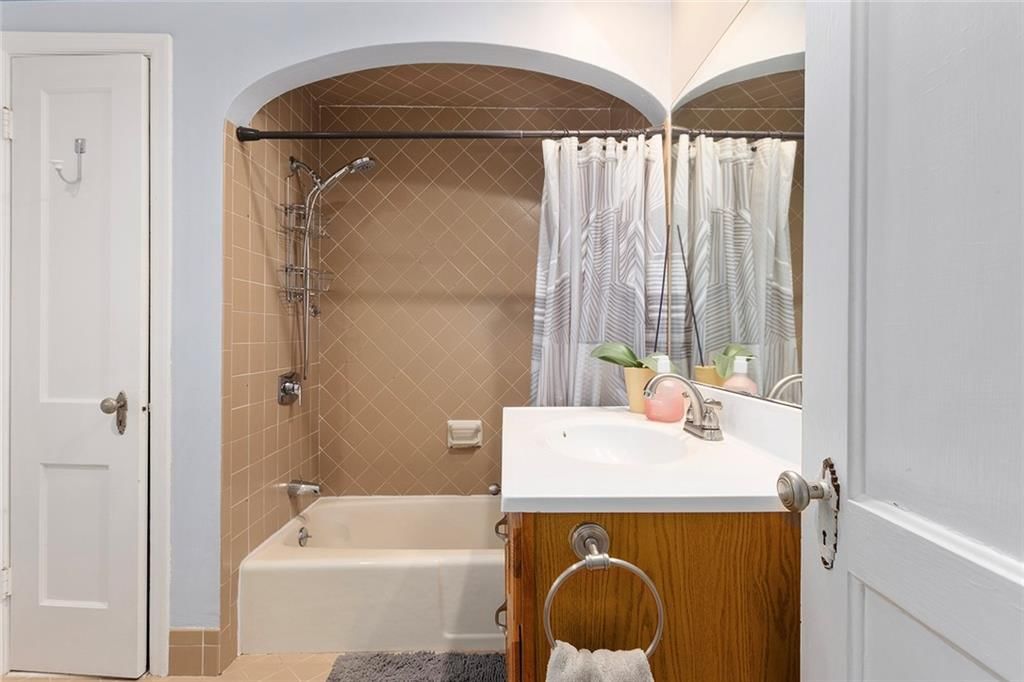 1275 W Gregory Boulevard — photo 18