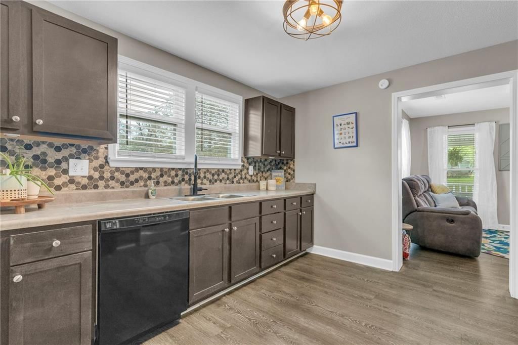 715 N Oak Street — photo 11