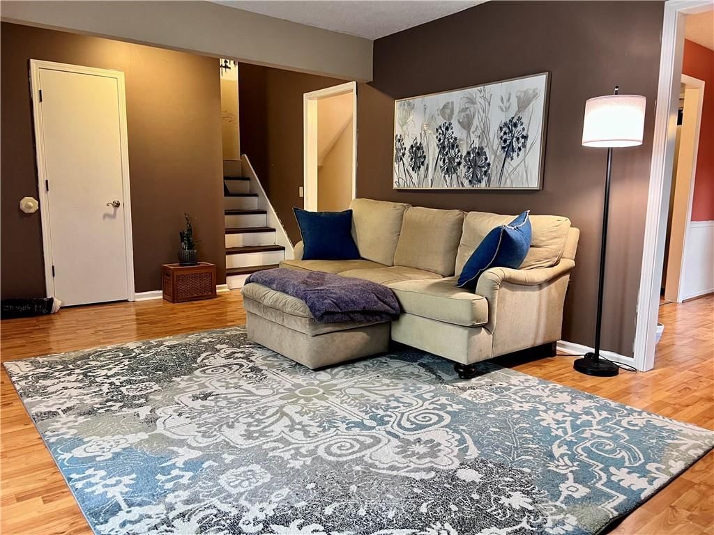 1112 N Walker Lane — photo 3