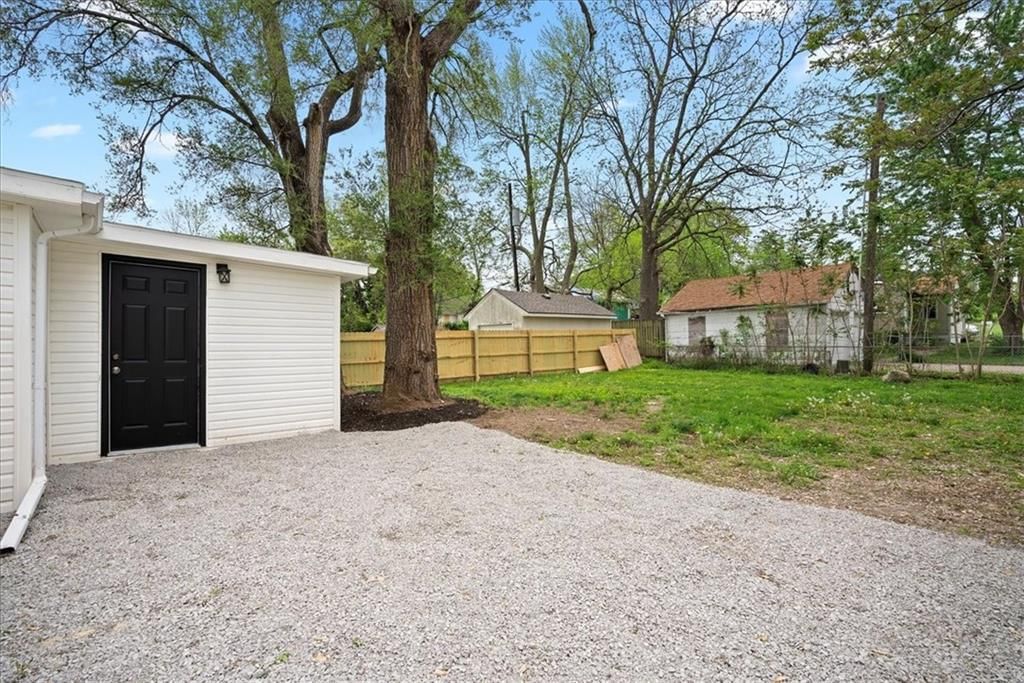 15015 E Truman Road — photo 12