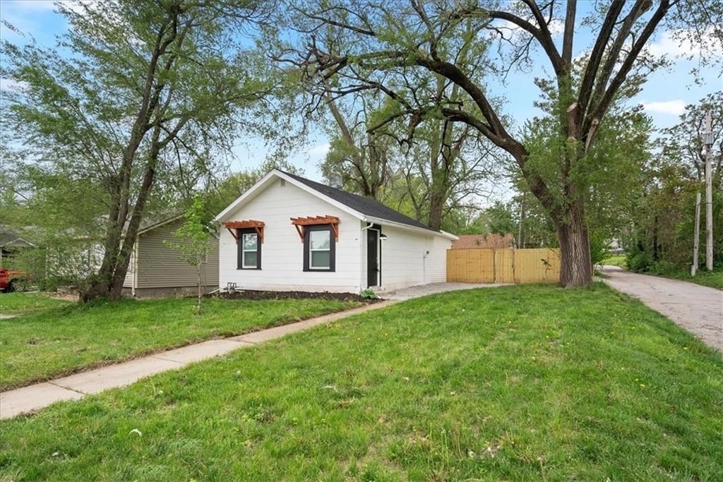 15015 E Truman Road — photo 3