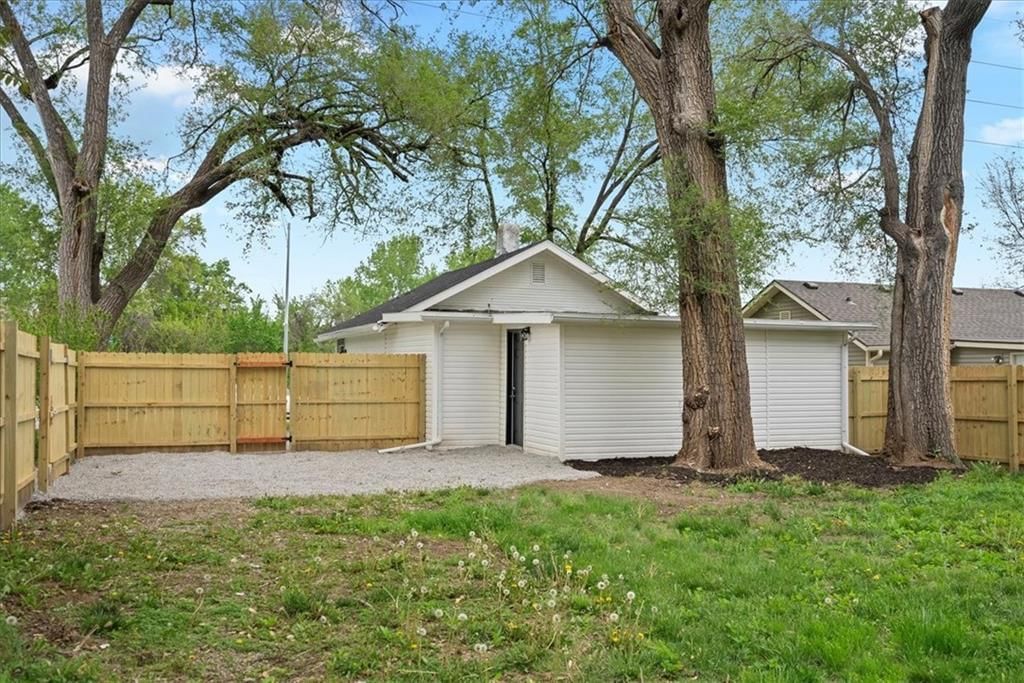 15015 E Truman Road — photo 25