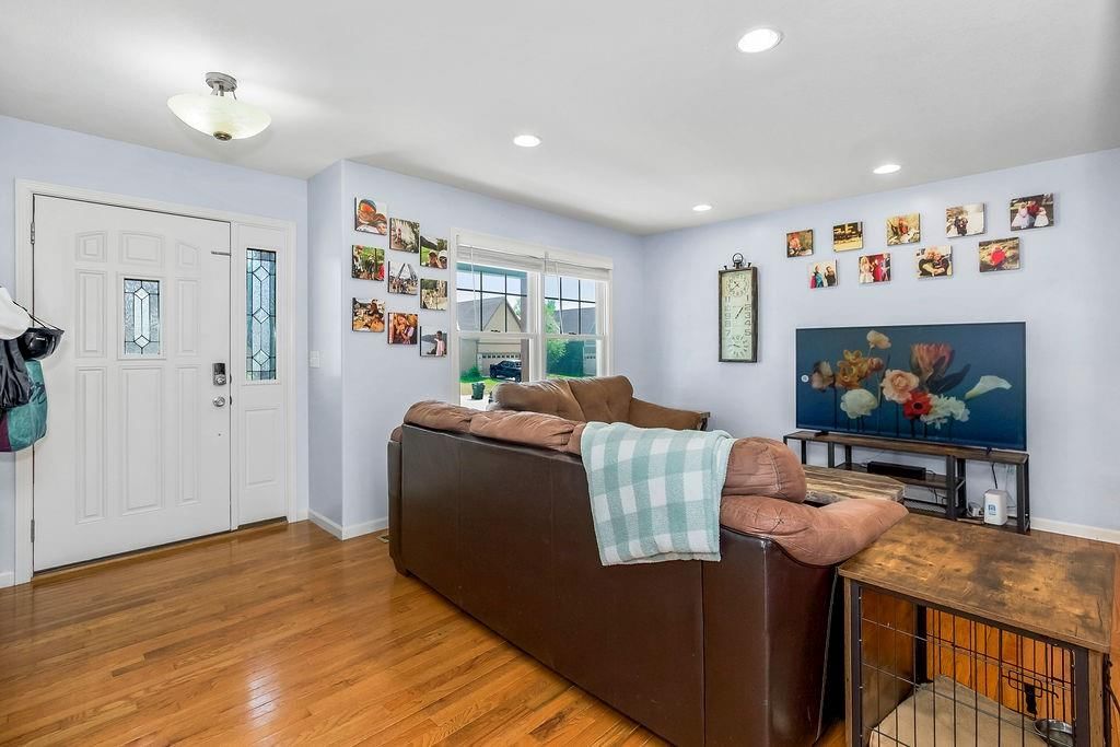1024 Tamarisk Drive — photo 3