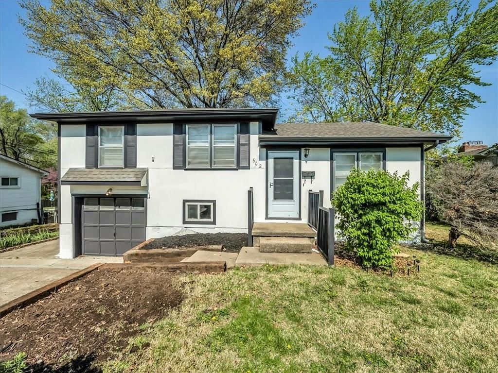 602 SW Lea Drive, Lee's Summit, MO