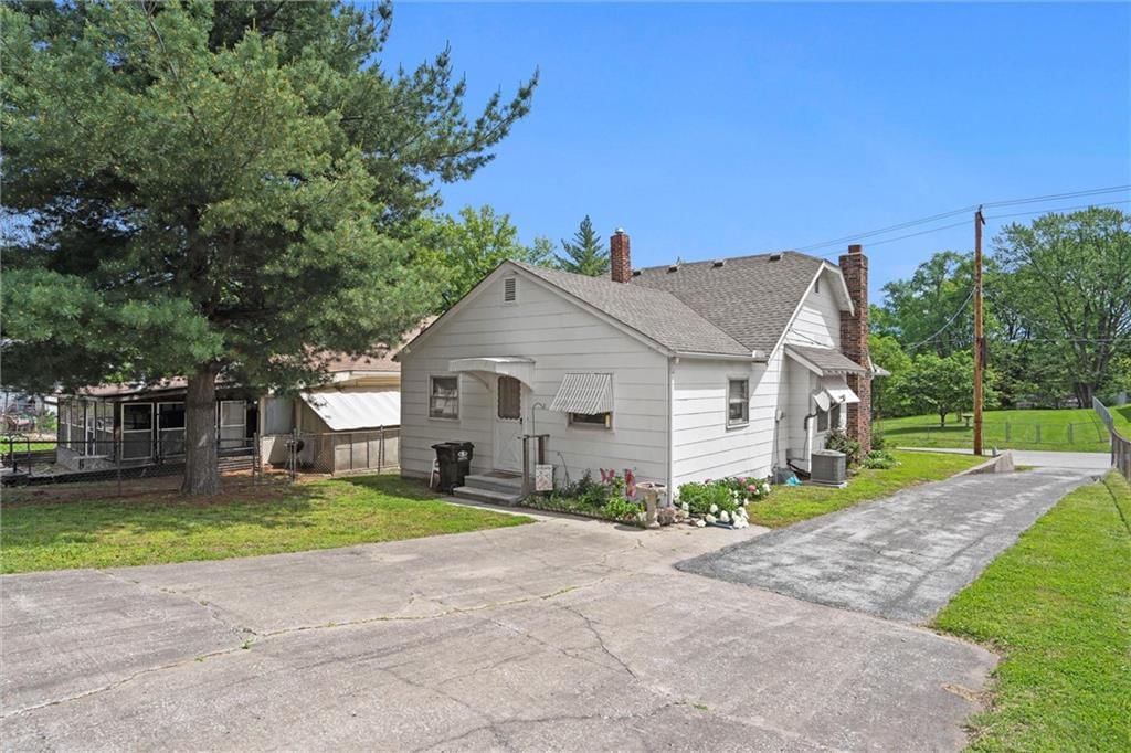 574 S Overton Avenue — photo 24