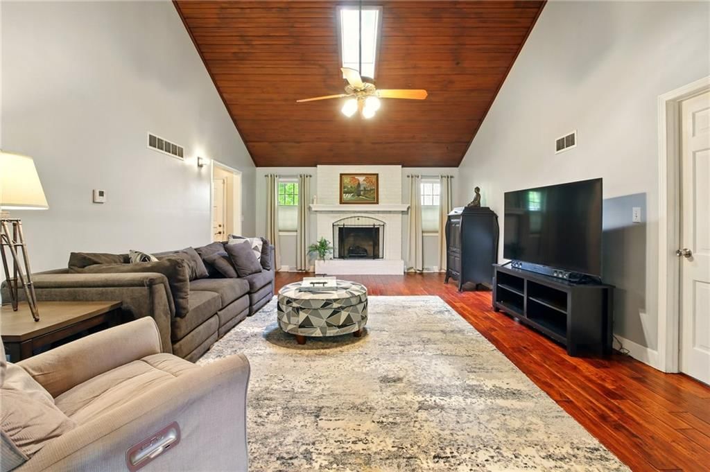 802 High Drive — photo 3