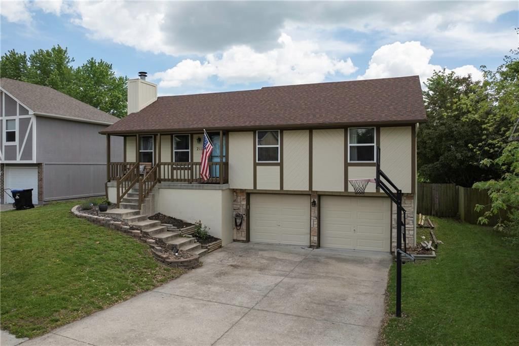 211 PARKWAY Drive — photo 2