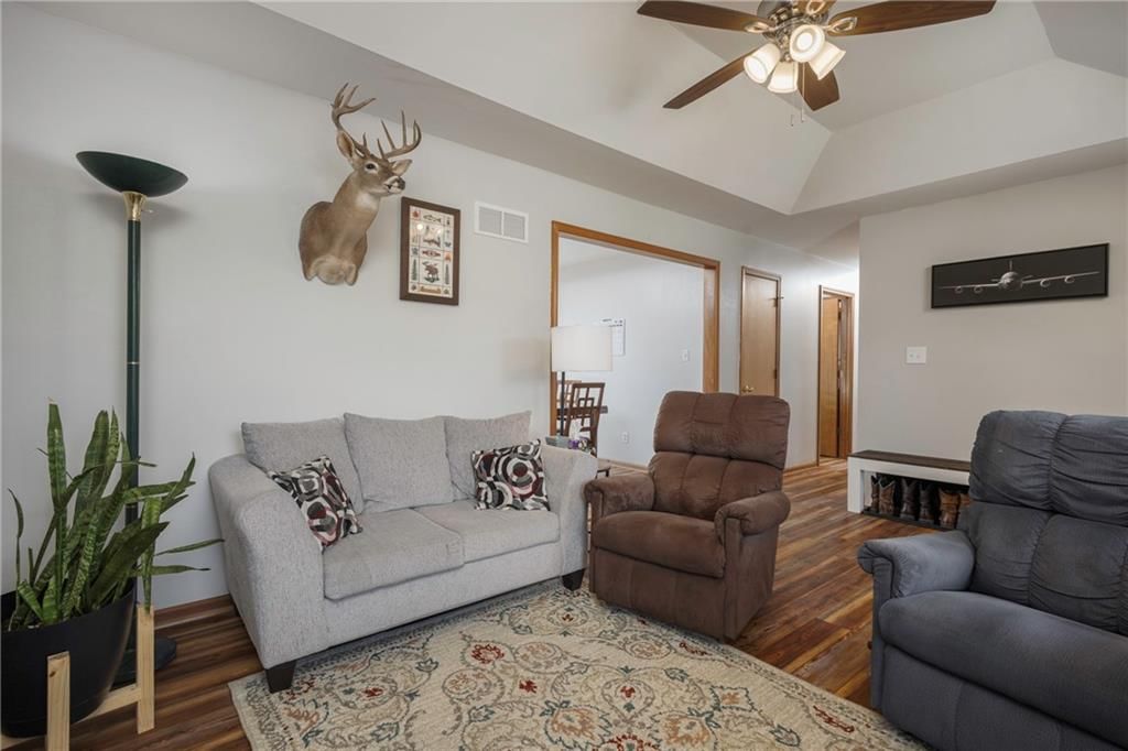 211 PARKWAY Drive — photo 11