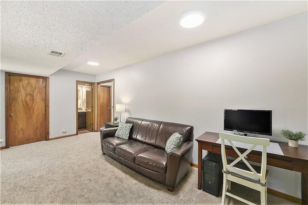 1153 E YESTERYEAR Drive — photo 27