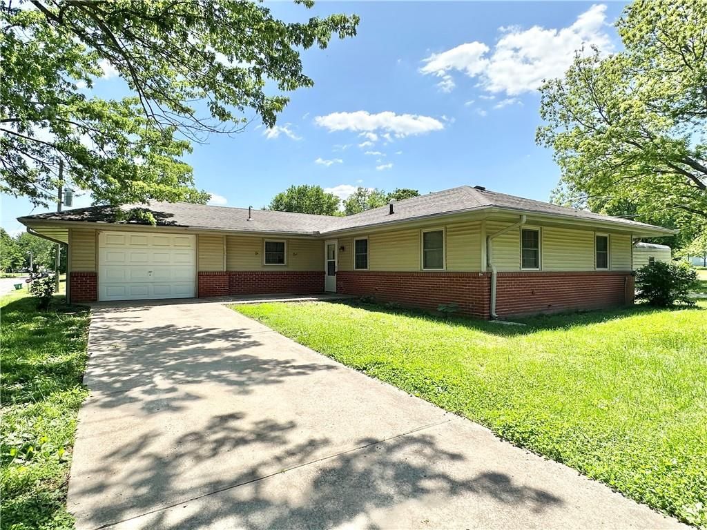 609 E Rose Lane — photo 2