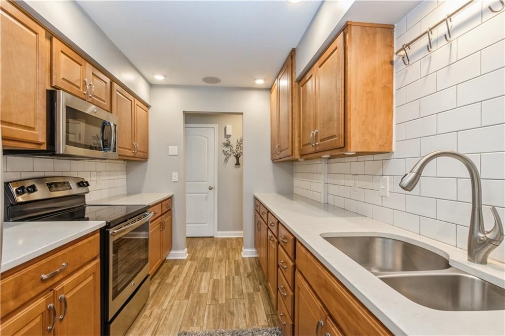 14205 S SUMMERTREE Lane — photo 10