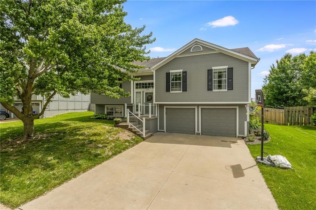 1501 Cottonwood Drive, Greenwood, MO