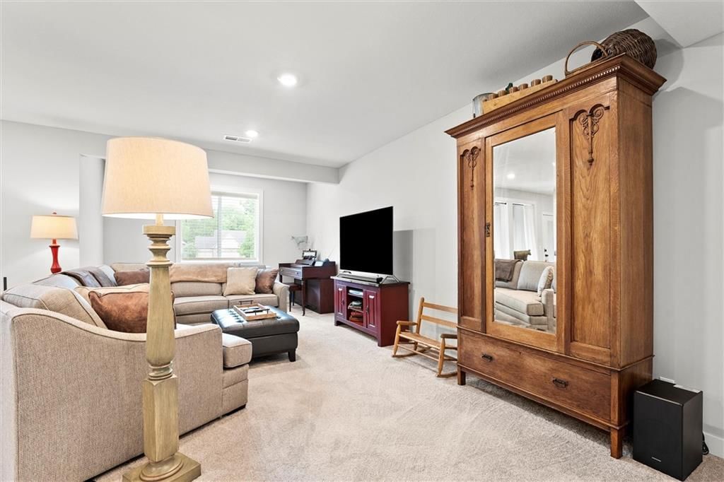 8663 N Allenton Avenue — photo 29