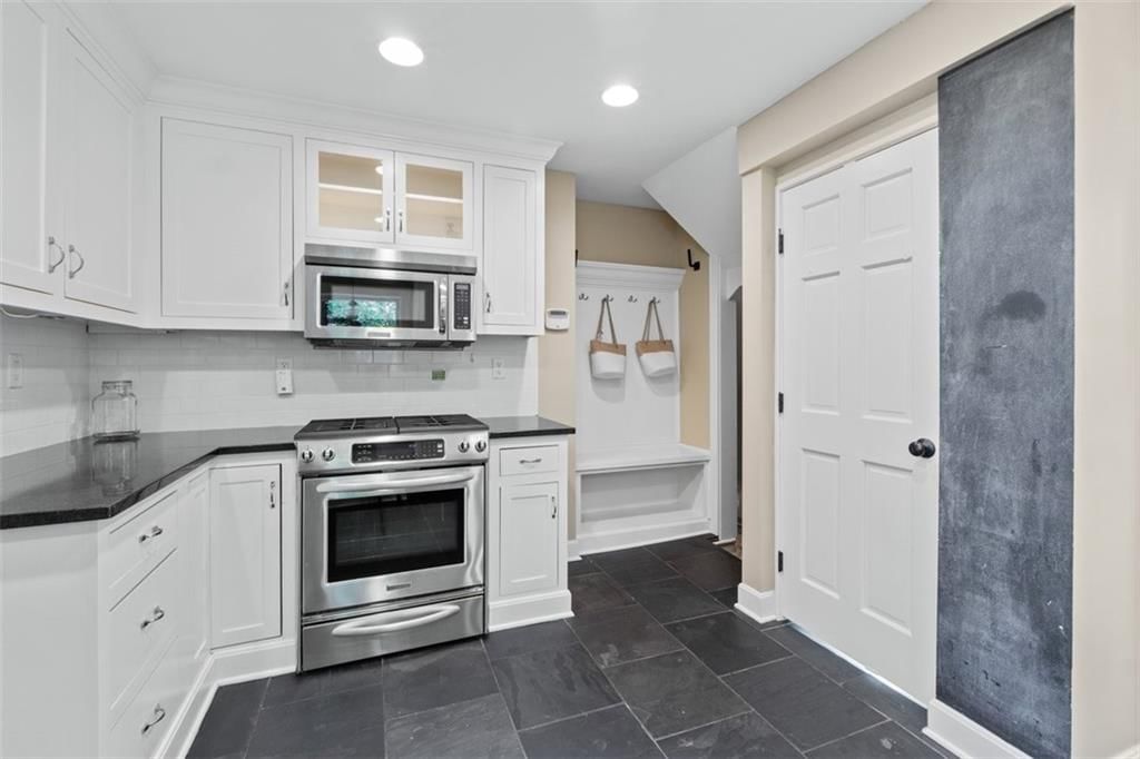 637 W 70th Terrace — photo 9