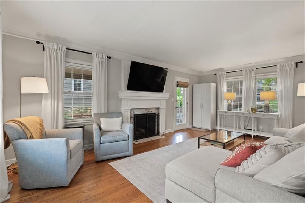 428 E 64th Terrace — photo 5