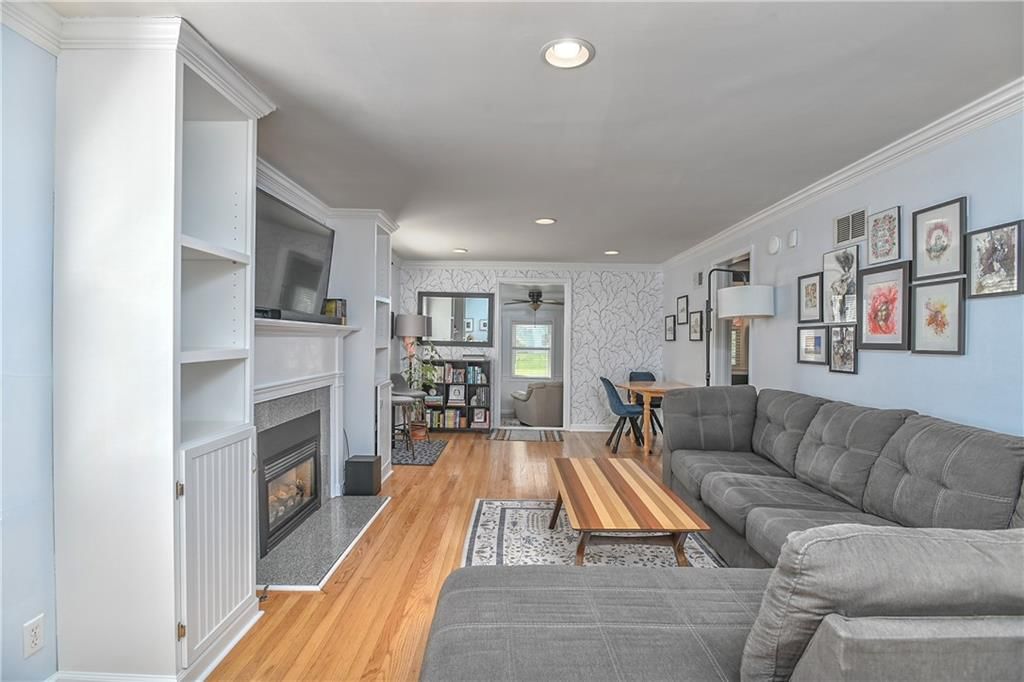 433 E 73rd Terrace — photo 6
