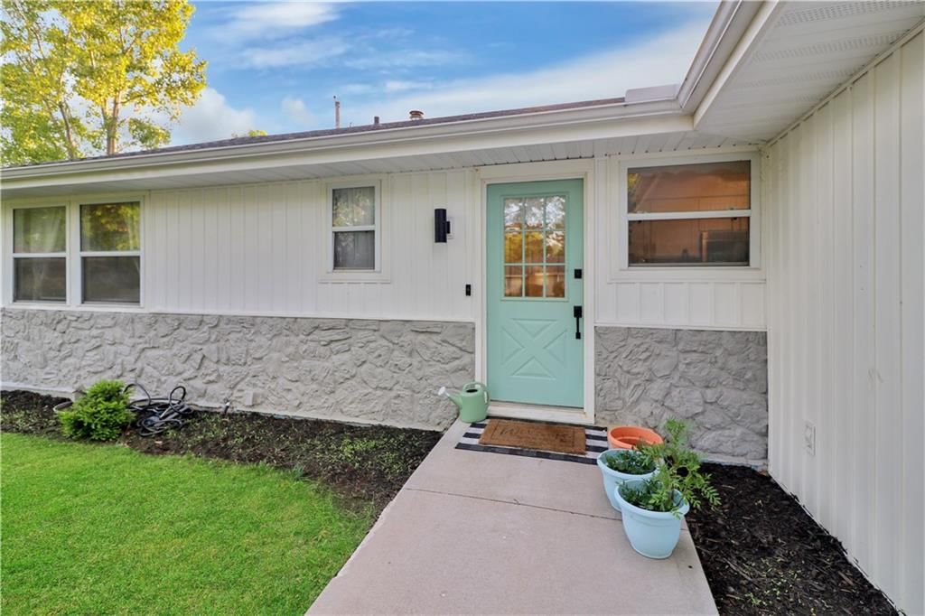 915 Ridge Drive — photo 2