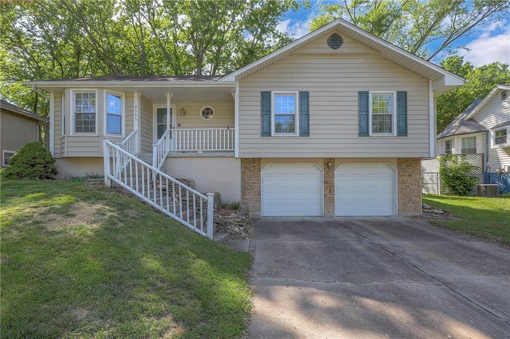 2505 NW Acorn Drive, Blue Springs, MO