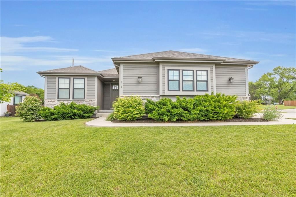 301 Sunrise Drive, Louisburg, KS