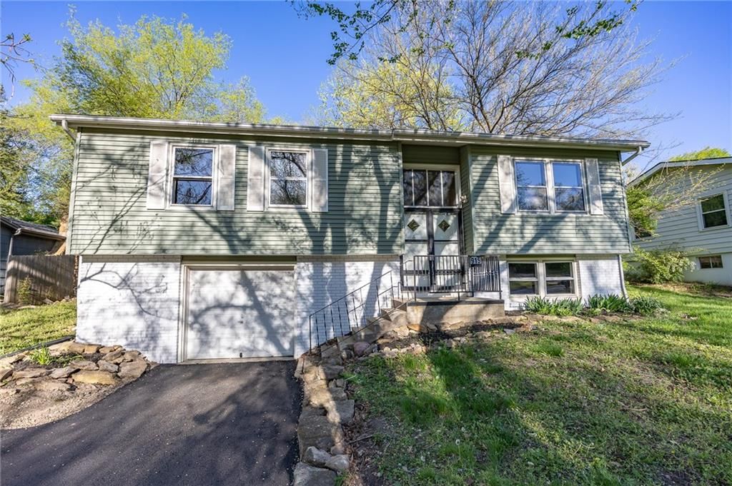915 Lawrence Avenue — photo 2