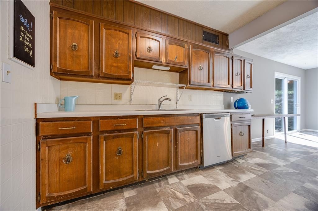 915 Lawrence Avenue — photo 13