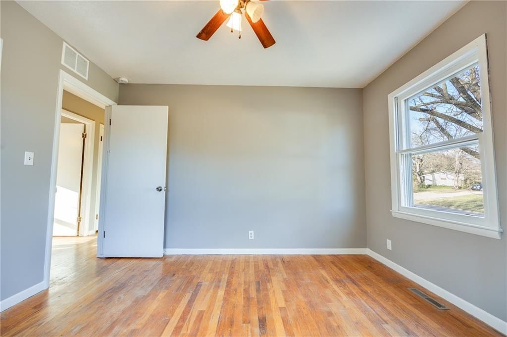 915 Lawrence Avenue — photo 24