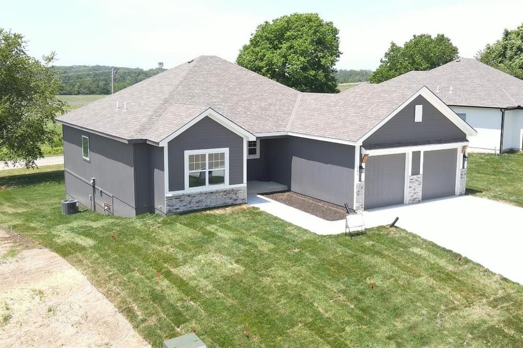 101 SALLY Circle — photo 3