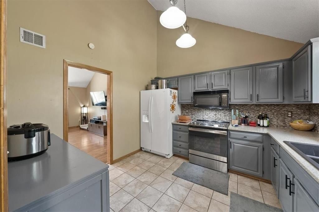 11246 Lakeview Drive — photo 8
