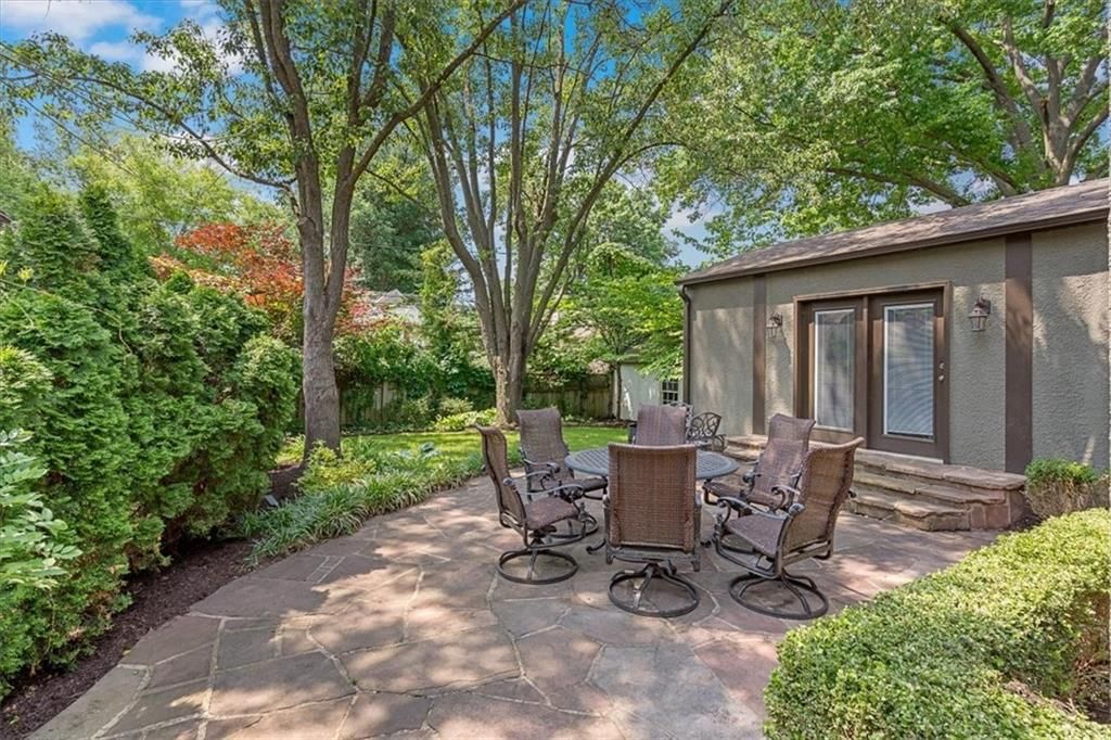 1009 W 69th Terrace — photo 34