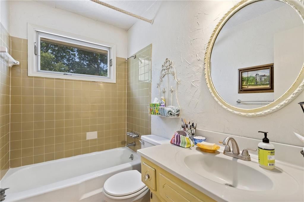 824 E Johnston Street — photo 25