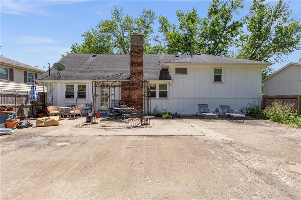 824 E Johnston Street — photo 30