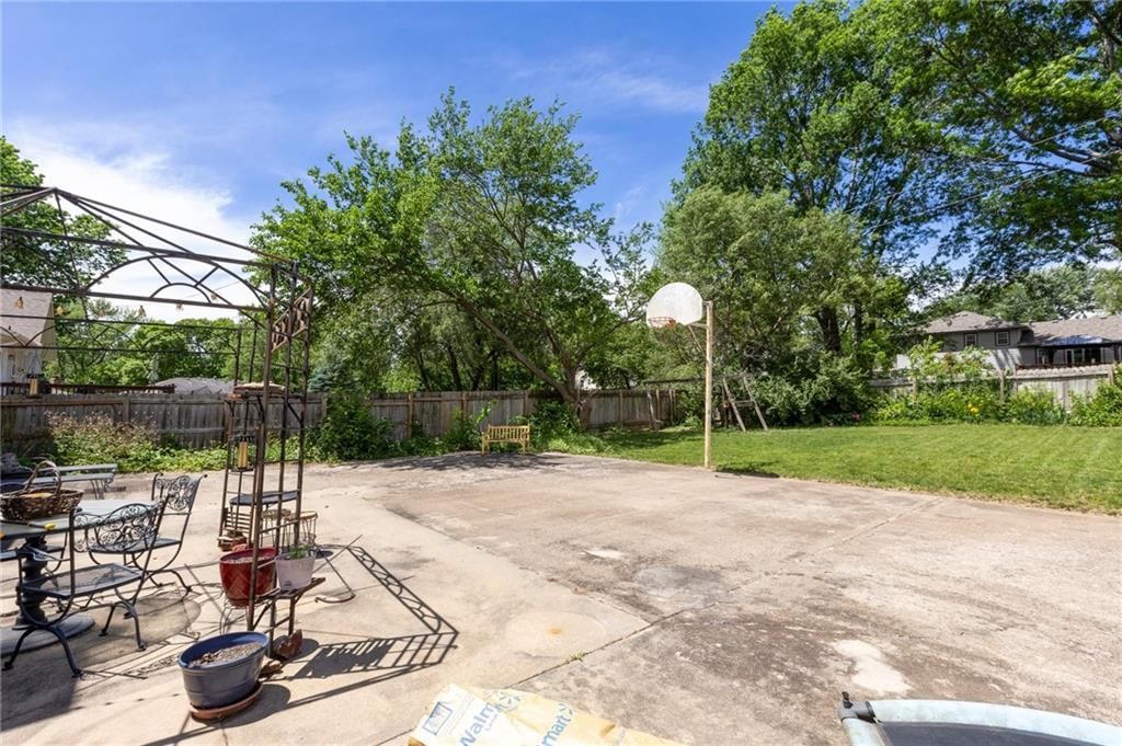 824 E Johnston Street — photo 31