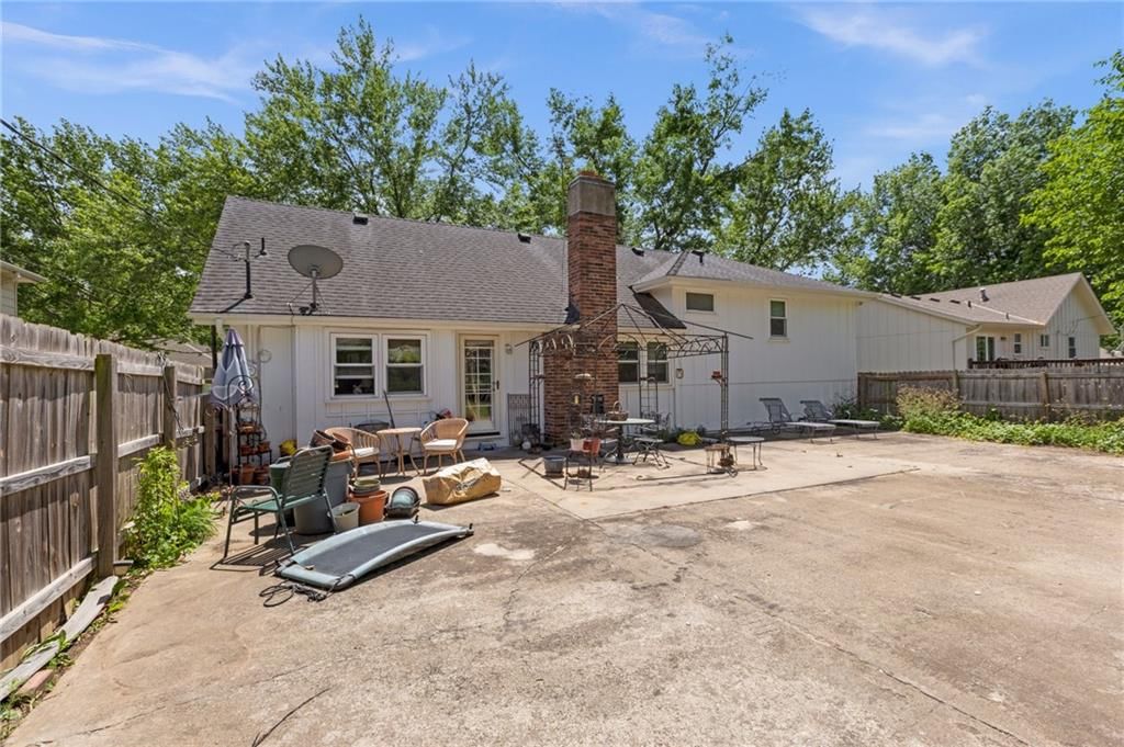 824 E Johnston Street — photo 36