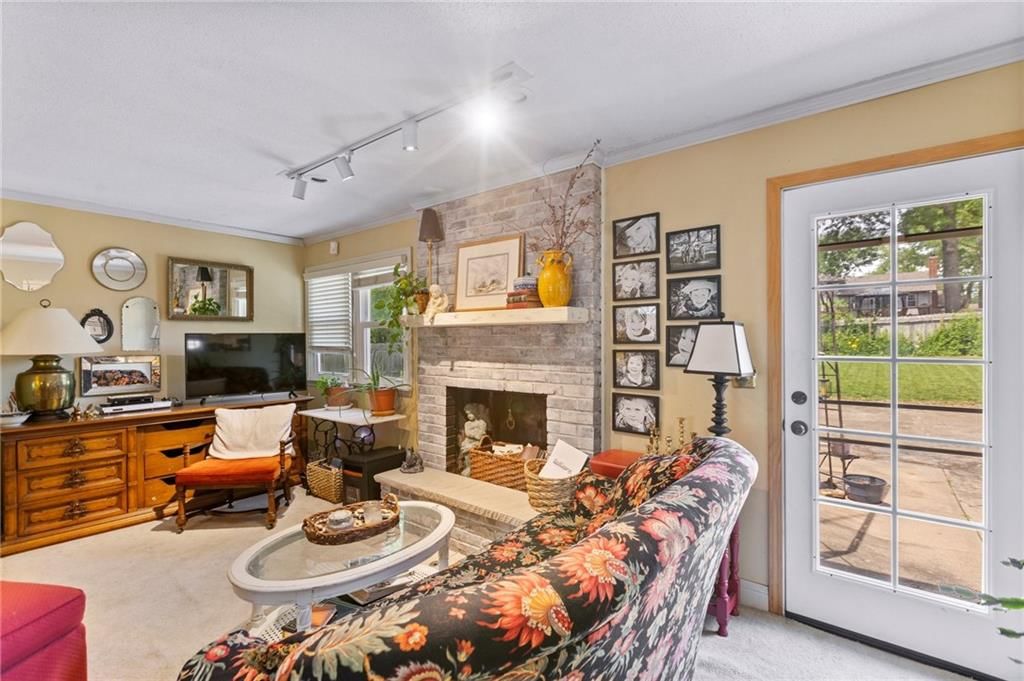824 E Johnston Street — photo 8