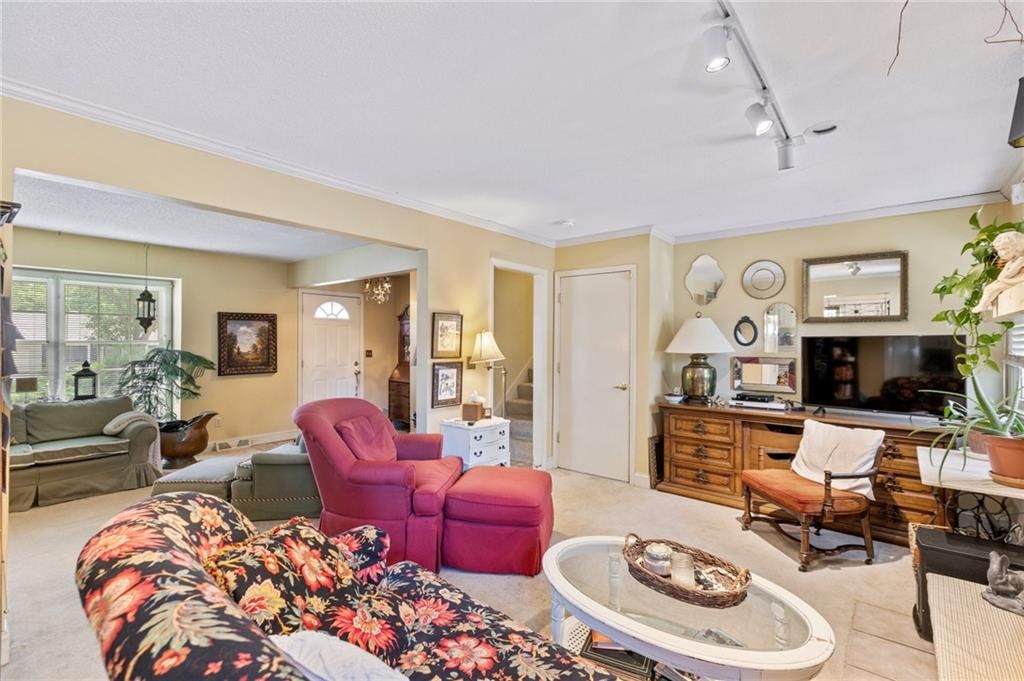 824 E Johnston Street — photo 9