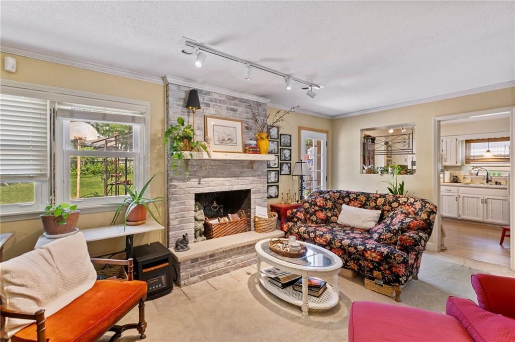 824 E Johnston Street — photo 10