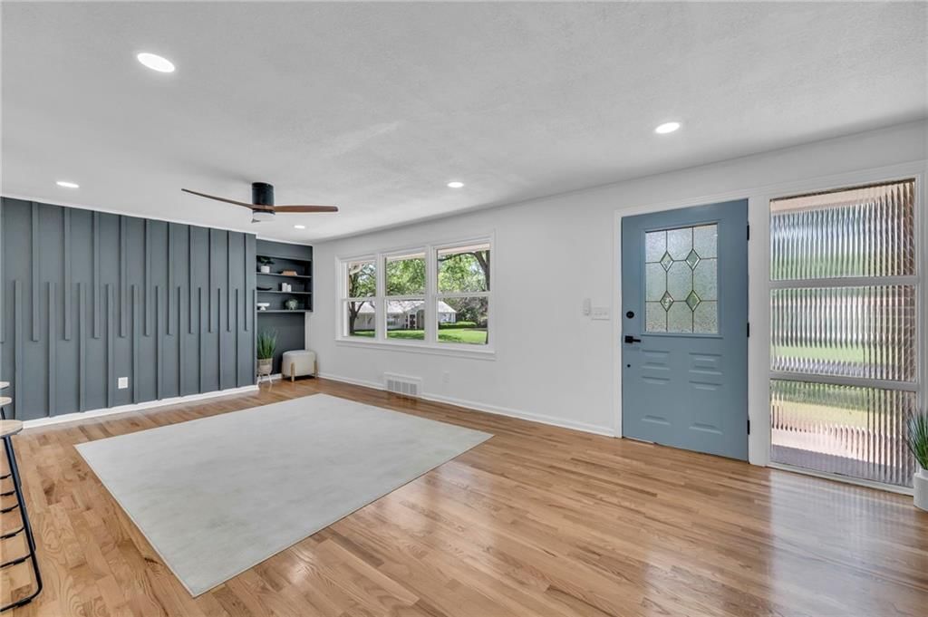 718 E Red Road — photo 11