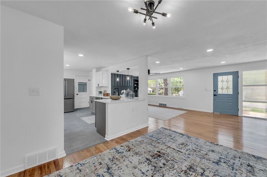 718 E Red Road — photo 17